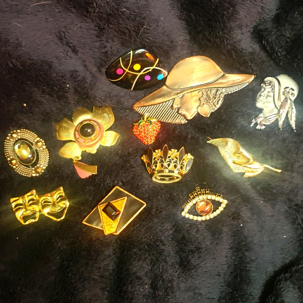 Lot of 11 brooches